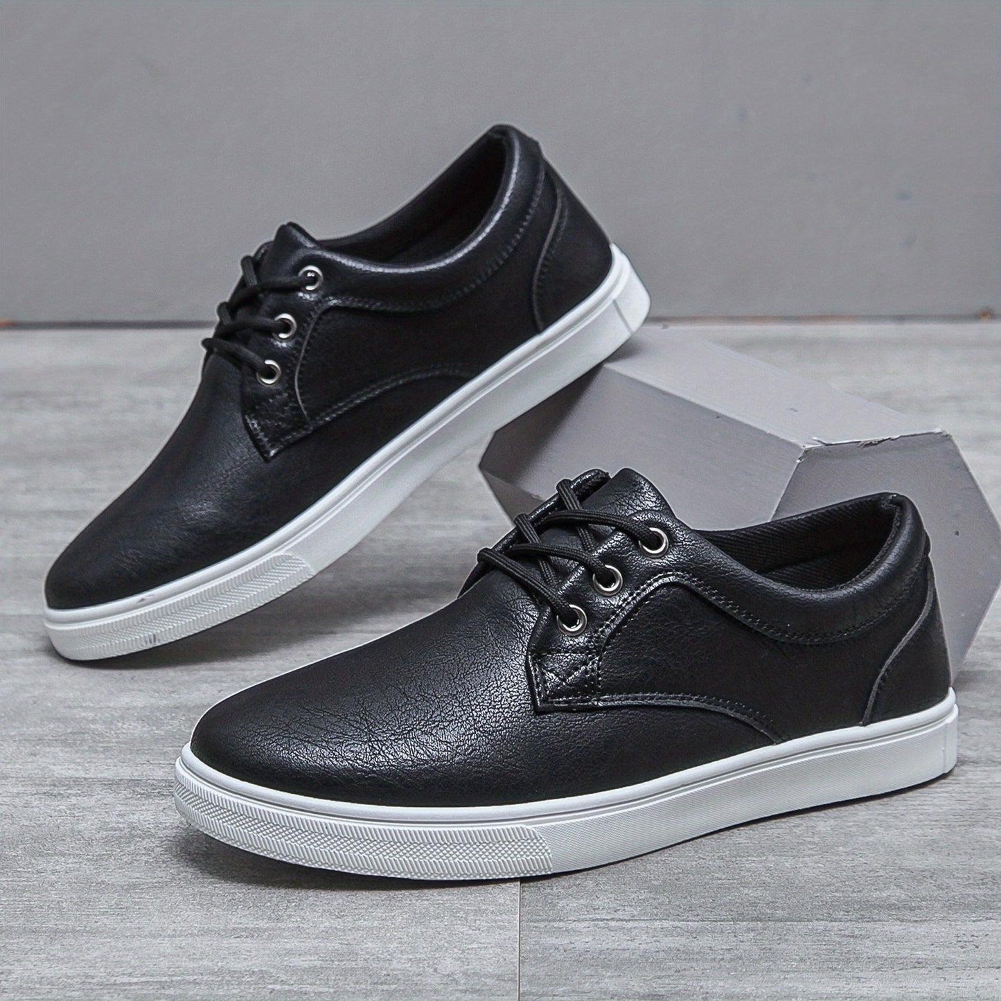 Modern men's PU leather skate shoes with a stylish and durable design.