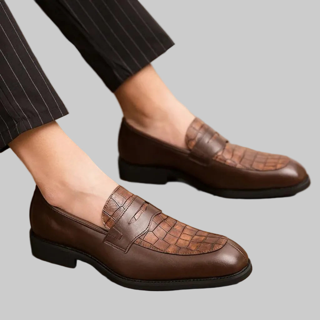 Close-up of Luxury New Men's British Crocodile Shoes, showcasing premium crocodile-patterned leather and fine stitching.