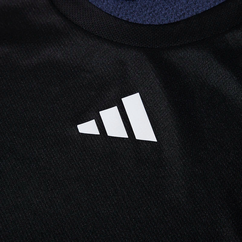 Men's training t-shirt - fabric logo detail close-up