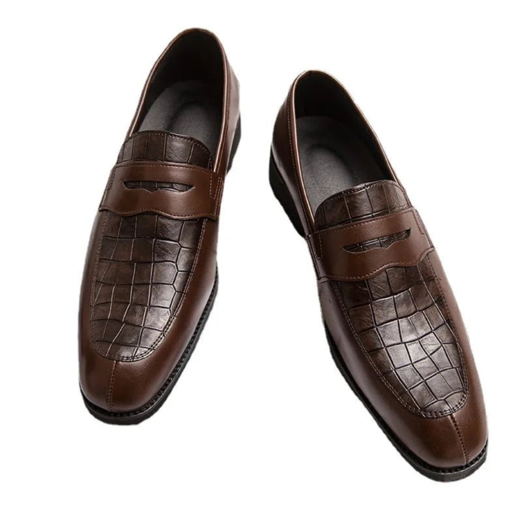 Close-up of Luxury New Men's British Crocodile Shoes, showcasing premium crocodile-patterned leather and fine stitching.