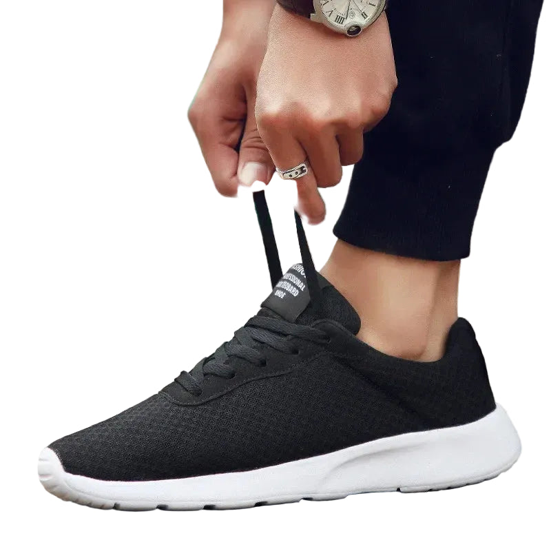 Black Men's Malcom Sneaker with flexible sole built for everyday walking and casual wear.